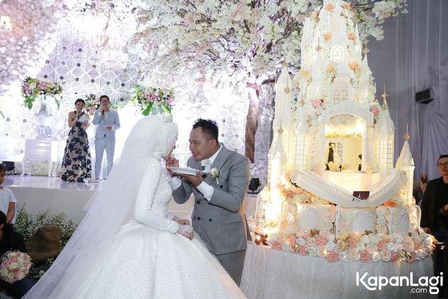 Gaya suap-suapan 7 pasang seleb ini romantis abis, bikin baper