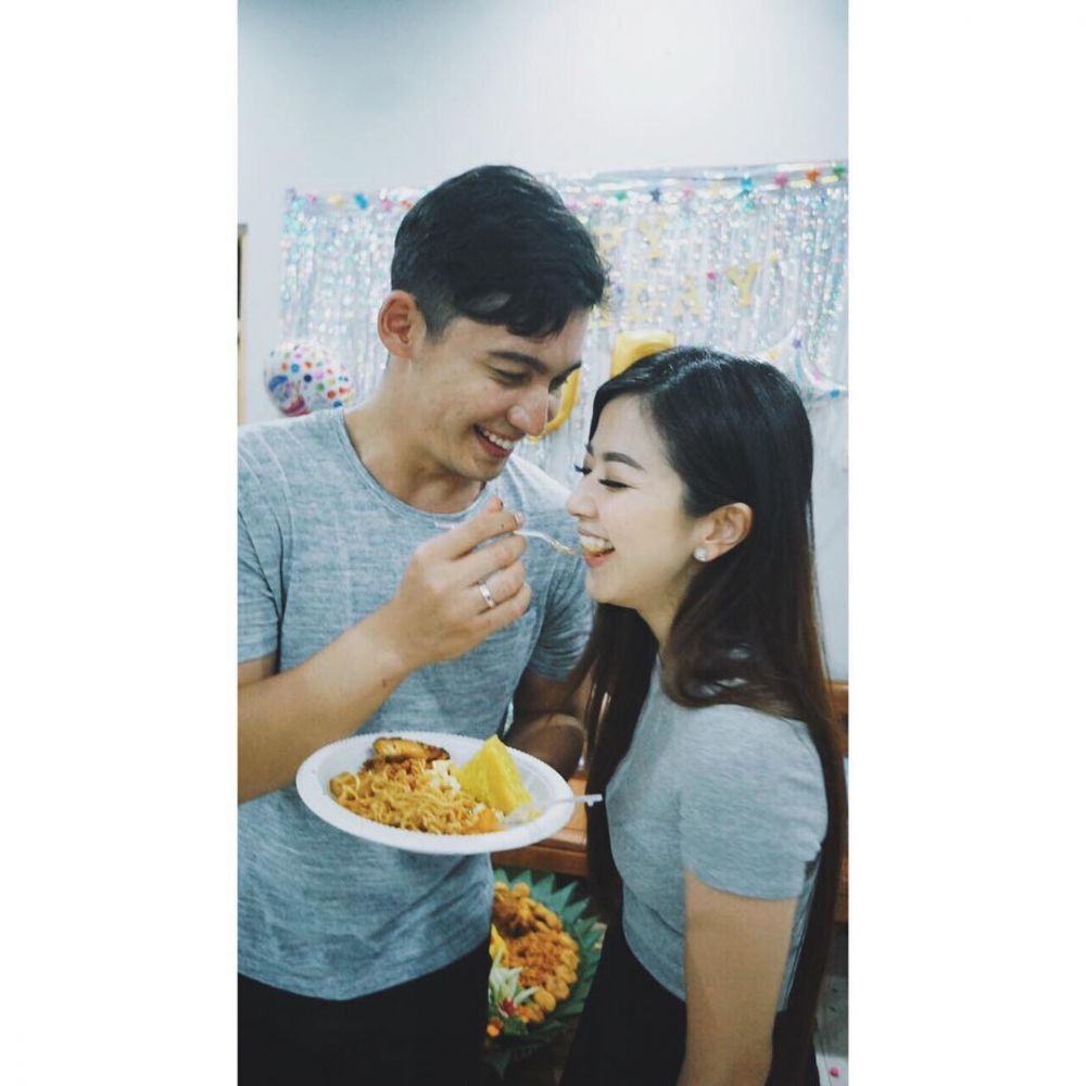 Gaya suap-suapan 7 pasang seleb ini romantis abis, bikin baper