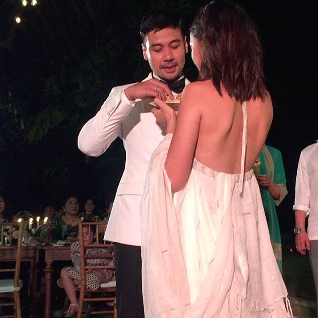 Gaya suap-suapan 7 pasang seleb ini romantis abis, bikin baper