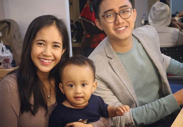 10 Momen kedekatan Boby Tince bareng anak-istri, bukti ia suami idaman