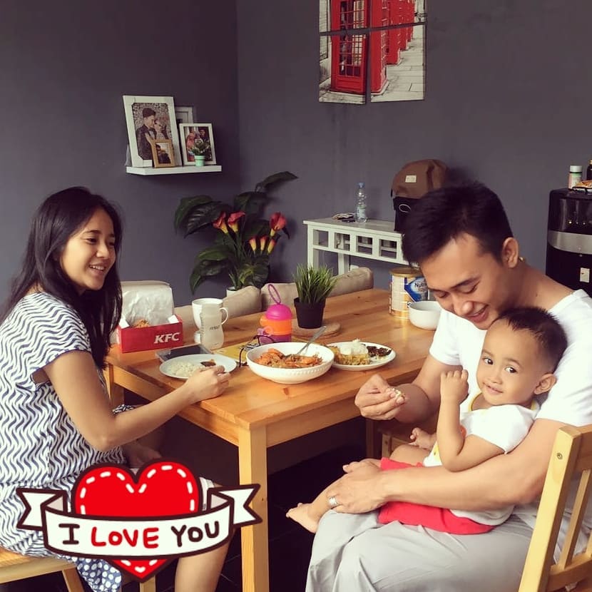 10 Momen kedekatan Boby Tince bareng anak-istri, bukti ia suami idaman