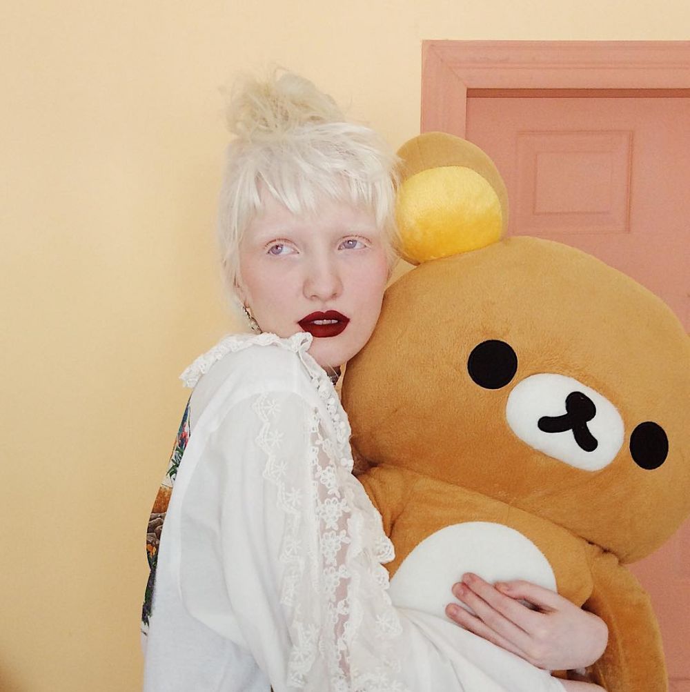 10 Pesona Nastya Zhidkova, model albino yang bermata indah