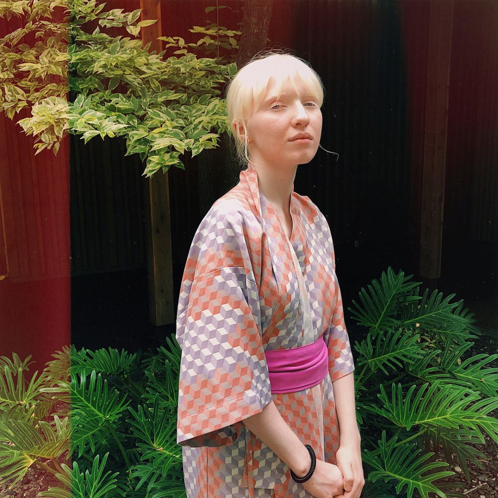 10 Pesona Nastya Zhidkova, model albino yang bermata indah