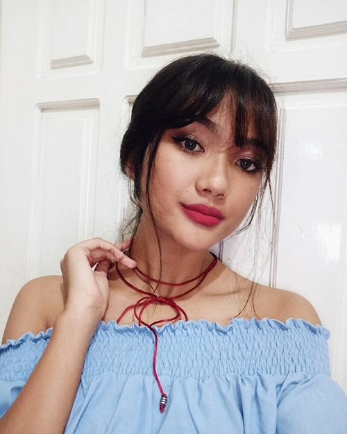 Sering pemotretan, ini 10 pose Marion Jola saat pamer pundak seksi