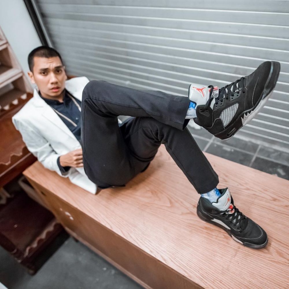 5 Seleb ganteng Indonesia ini hobi koleksi sneakers, sampai 200 pasang