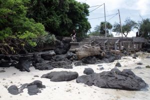 Batu-batu hitam di pantai ini ternyata jejak lava gunung api purba lho