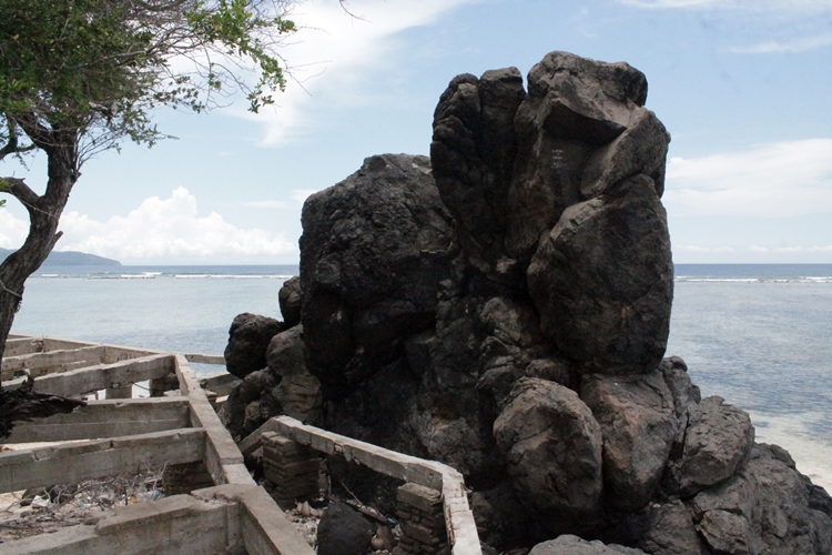 Batu-batu hitam di pantai ini ternyata jejak lava gunung api purba lho