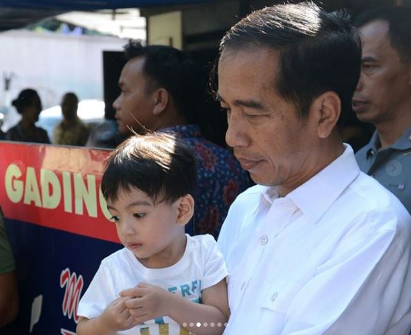 7 Momen hangat Jokowi dan Iriana bermain sama Jan Ethes