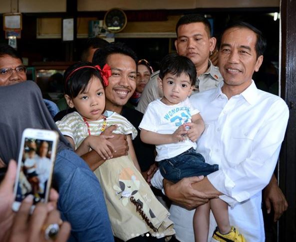 7 Momen hangat Jokowi dan Iriana bermain sama Jan Ethes