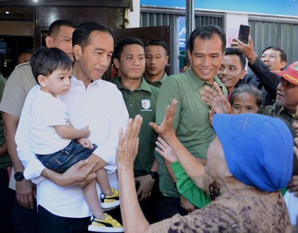7 Momen hangat Jokowi dan Iriana bermain sama Jan Ethes