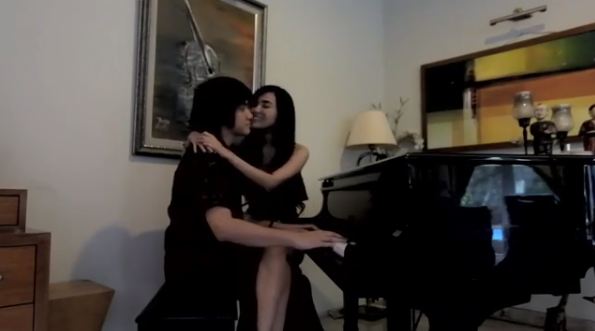 Kevin Aprilio main piano sambil memangku kekasihnya, hot abis