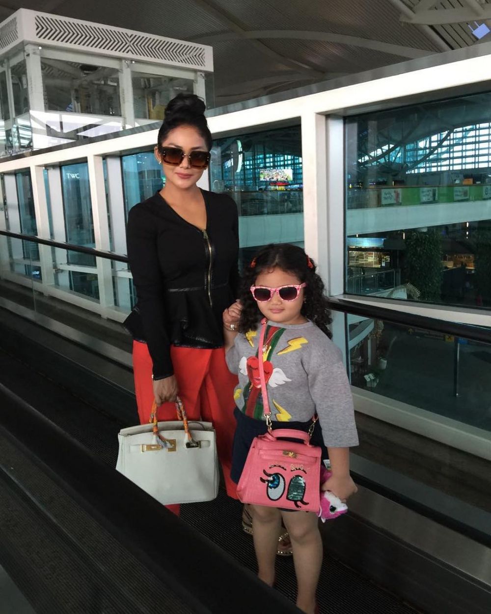 10 Gaya kompak Krisdayanti bareng Amora Lemos, sama-sama stylish abis