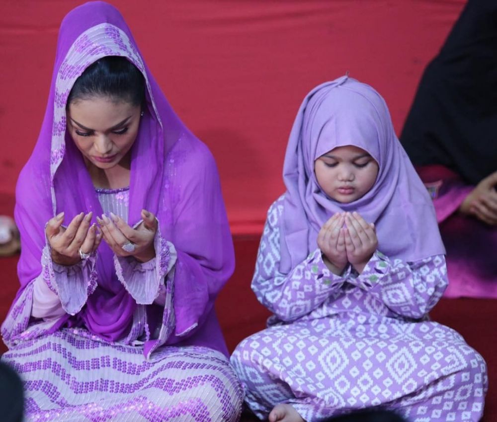 10 Gaya kompak Krisdayanti bareng Amora Lemos, sama-sama stylish abis