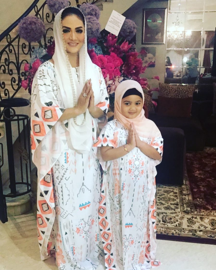 10 Gaya kompak Krisdayanti bareng Amora Lemos, sama-sama stylish abis