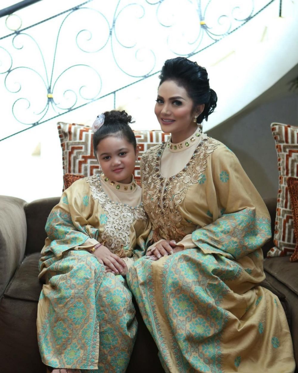 10 Gaya kompak Krisdayanti bareng Amora Lemos, sama-sama stylish abis