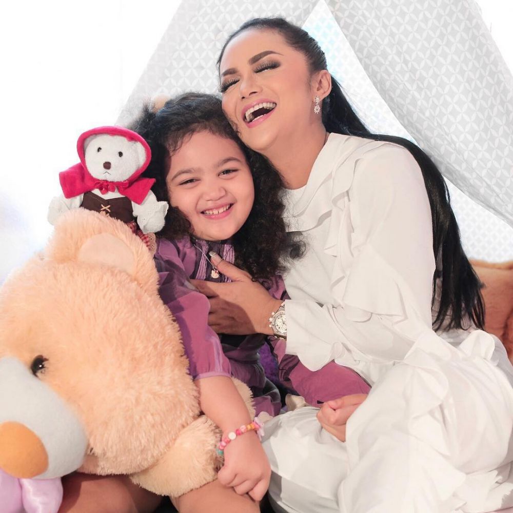 10 Gaya kompak Krisdayanti bareng Amora Lemos, sama-sama stylish abis