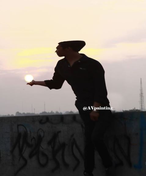 Pria ini minta fotonya diedit dekat matahari, 8 hasilnya bikin ngakak