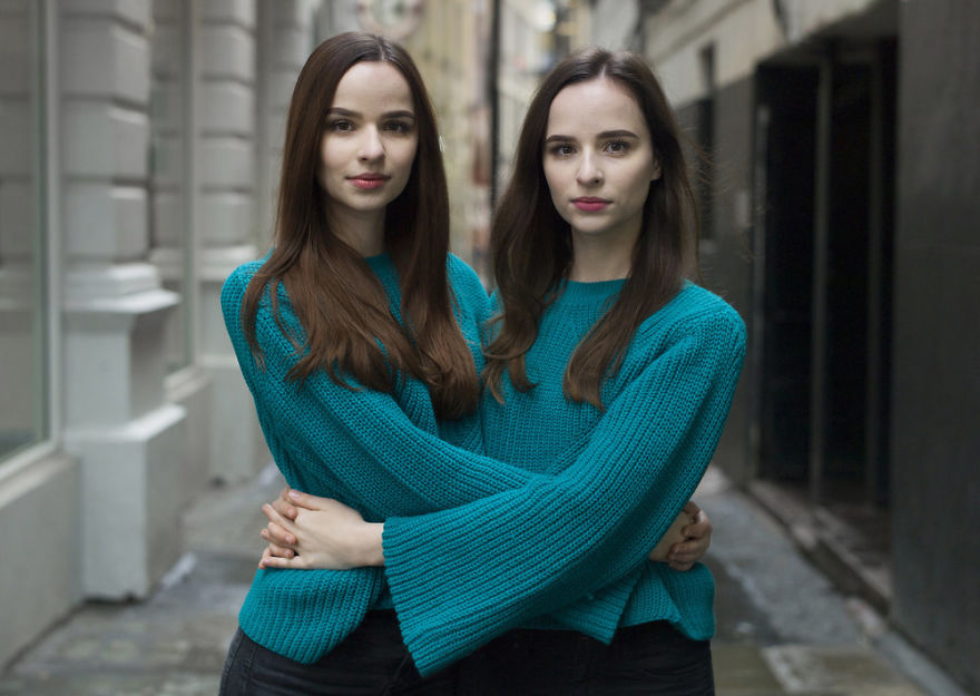 Sulit dibedakan, ini potret 10 gadis cantik kembar identik di dunia