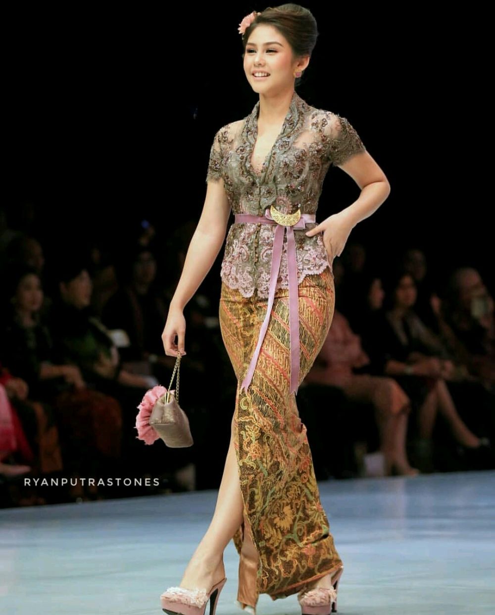 Biasa tampil kasual, begini gaya anggun 10 seleb Tanah Air di catwalk