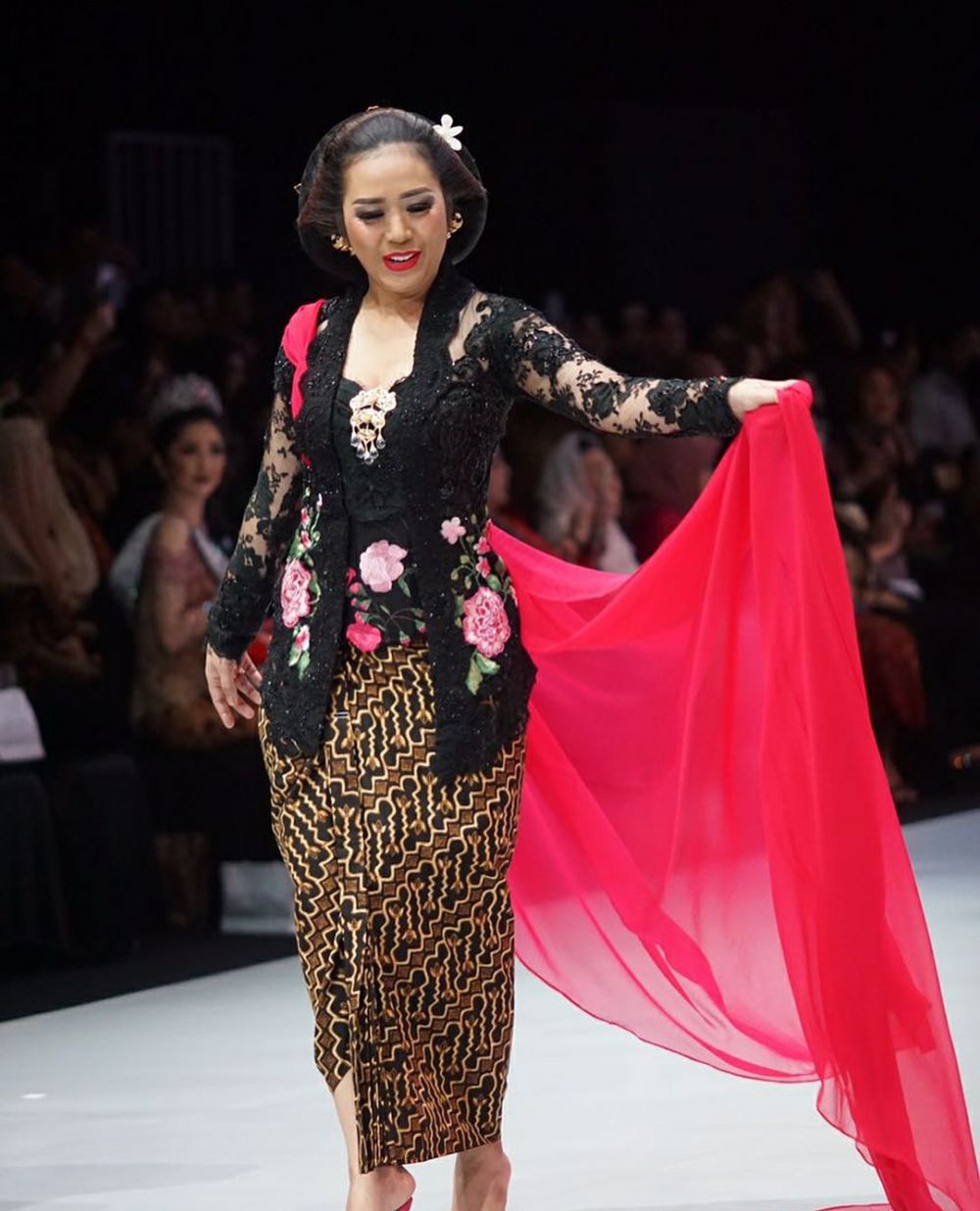 Biasa tampil kasual, begini gaya anggun 10 seleb Tanah Air di catwalk