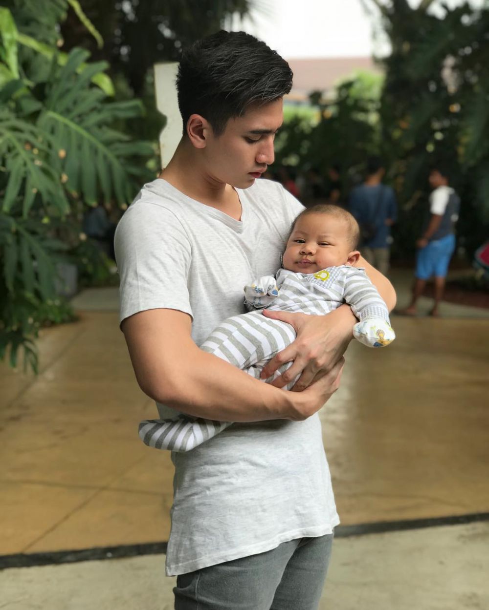 10 Gaya Verrel Bramasta saat mengasuh adiknya, kakak idaman nih