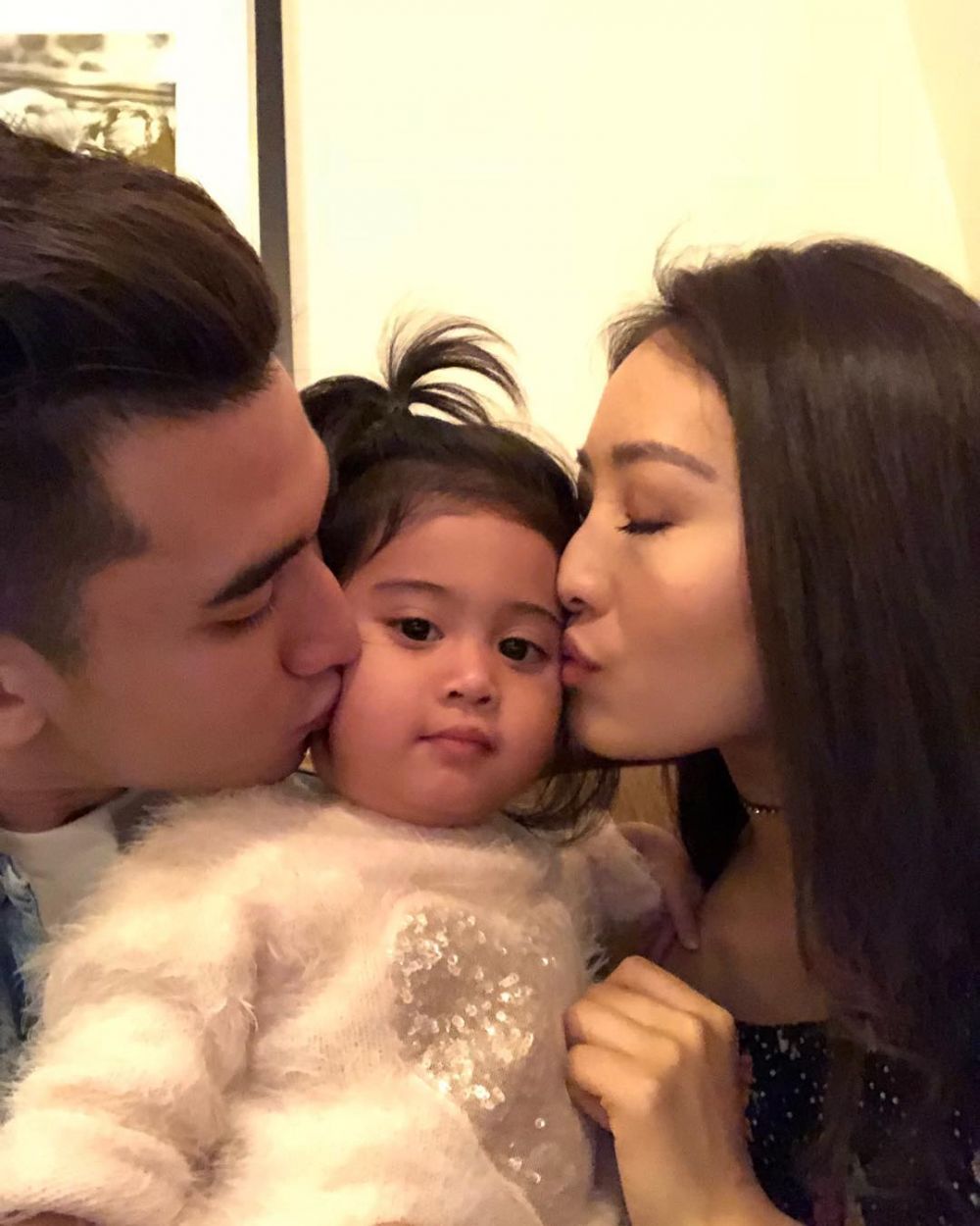 10 Gaya Verrel Bramasta saat mengasuh adiknya, kakak idaman nih