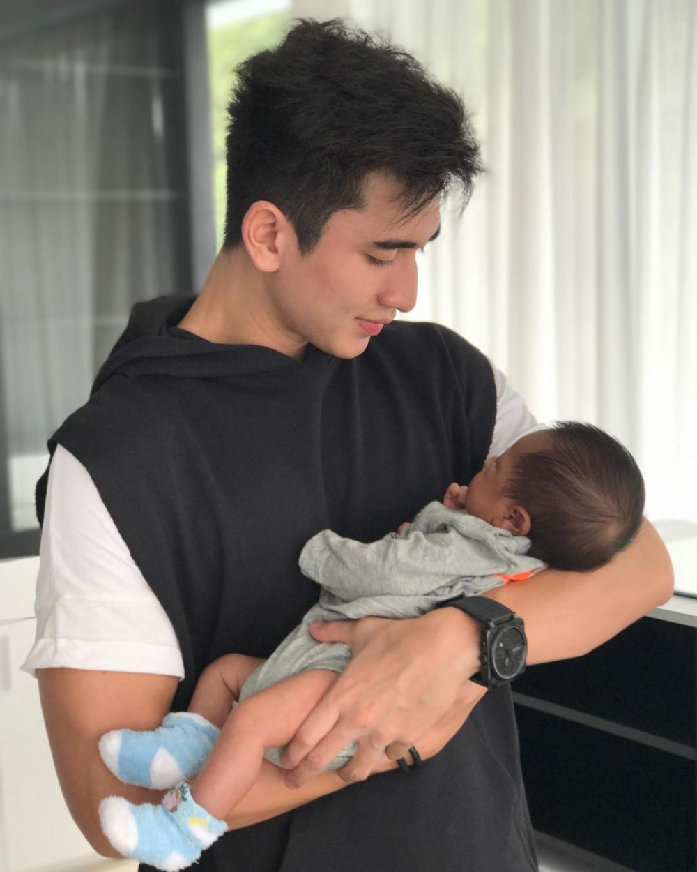 10 Gaya Verrel Bramasta saat mengasuh adiknya, kakak idaman nih