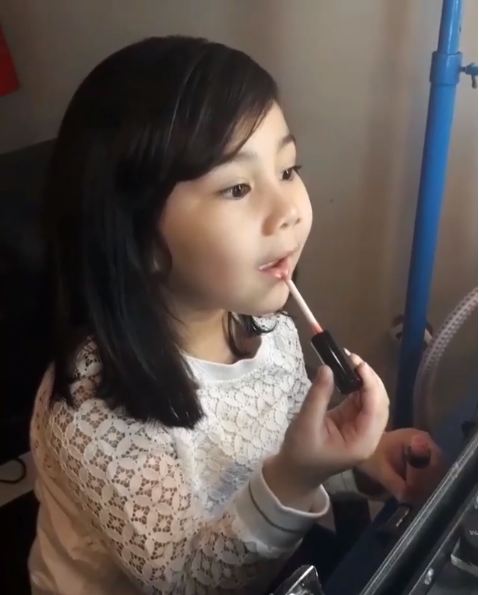 Tak kalah dari ibunda, aksi 5 anak seleb pakai lipstik ini bikin gemas