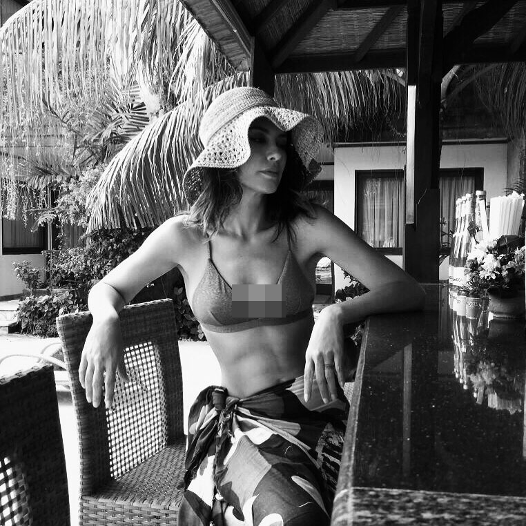 10 Gaya seksi Sophia Latjuba pamer perut rata, body goals banget nih!