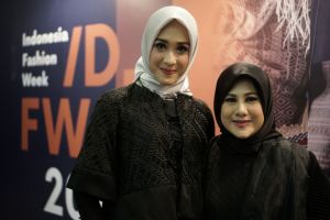 Bertabur kristal swarovski, begini koleksi Leny Rafael di IFW 2018