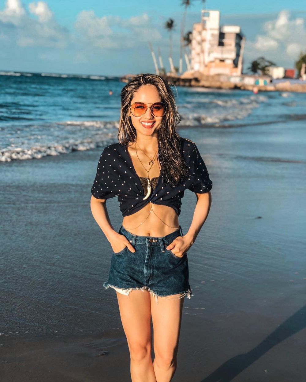 Bak seleb Hollywod, begini 10 gaya seksi Cinta Laura saat pamer perut