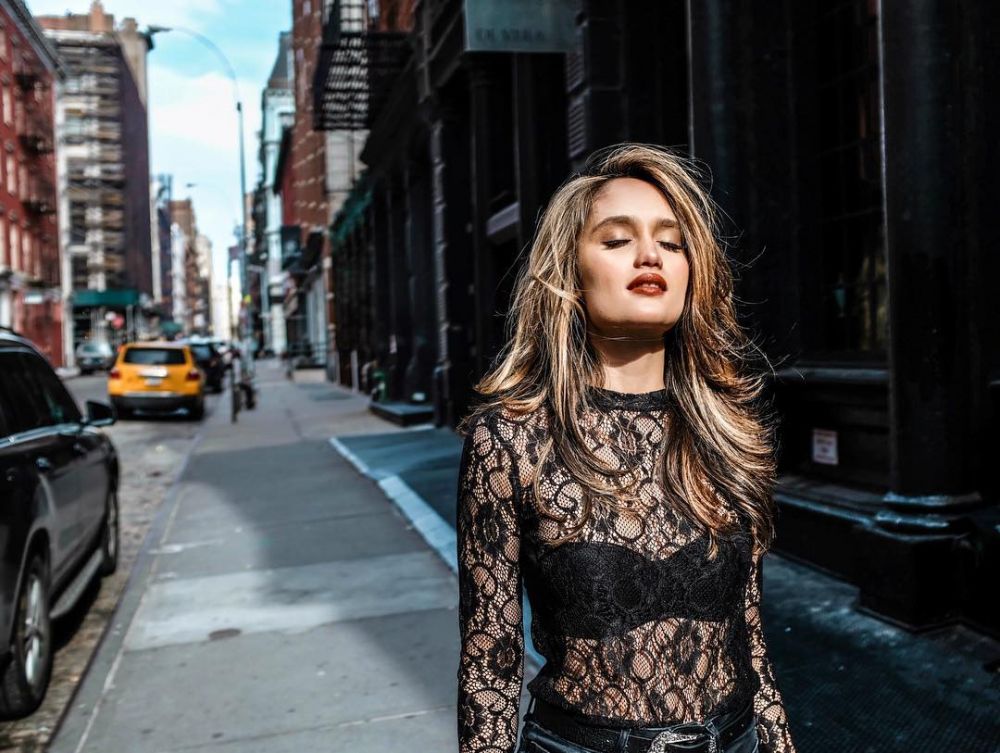 Bak seleb Hollywod, begini 10 gaya seksi Cinta Laura saat pamer perut