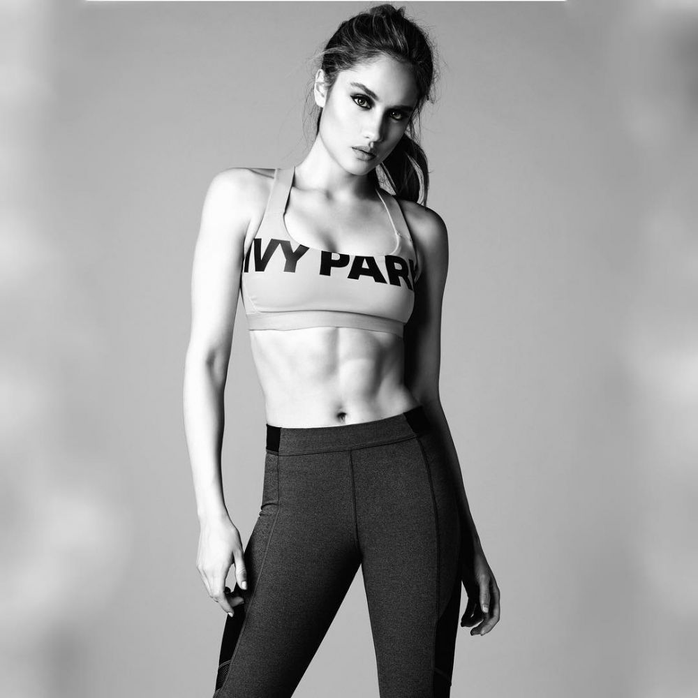 Bak seleb Hollywod, begini 10 gaya seksi Cinta Laura saat pamer perut