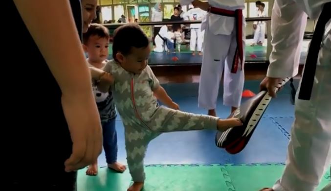 7 Aksi anak Tya Ariestya berlatih Taekwondo, tendangannya bikin gemas!
