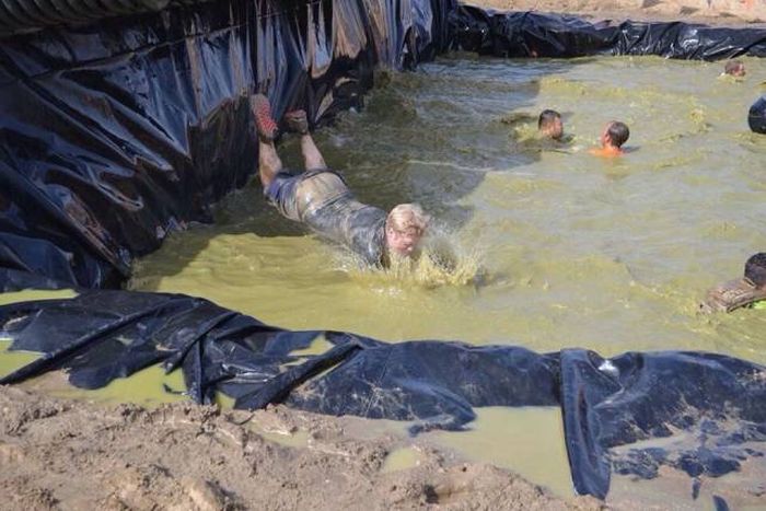 10 Potret detik-detik kecebur tertangkap kamera, momen apes banget