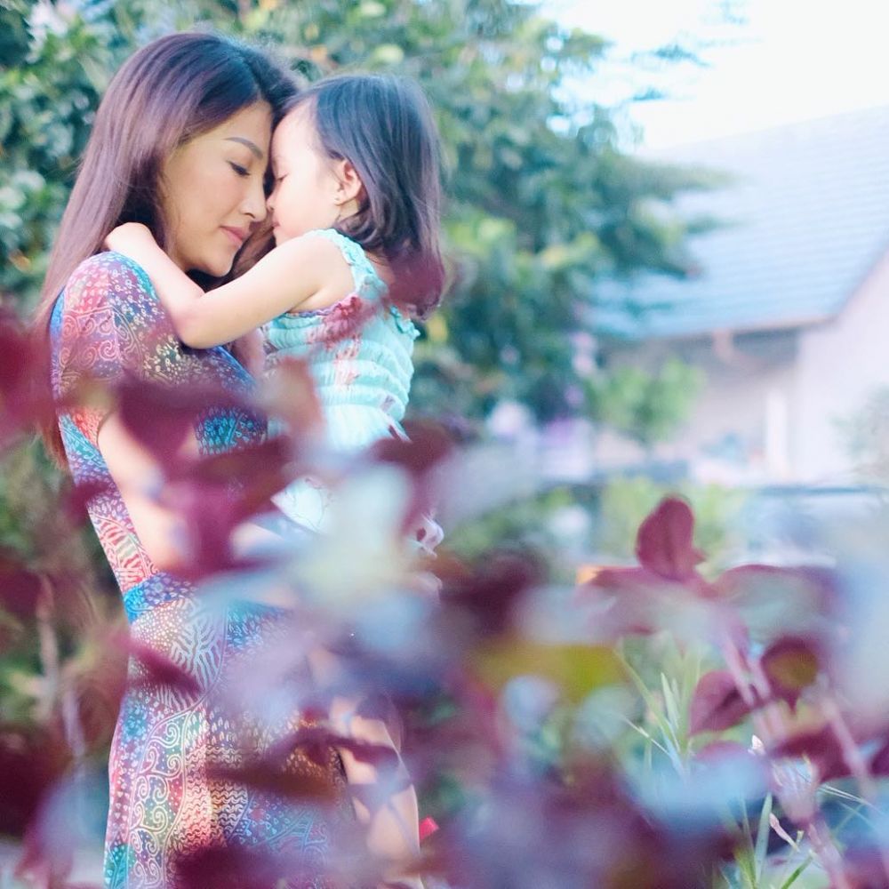 Berikan ASI eksklusif, 5 kisah selebriti menyapih ini bikin haru