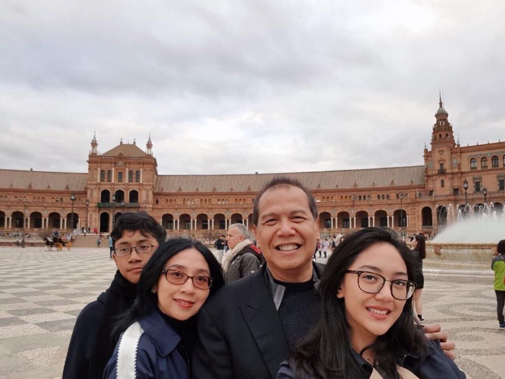 Pesona 4 istri bos televisi Tanah Air ini bikin ogah kedip