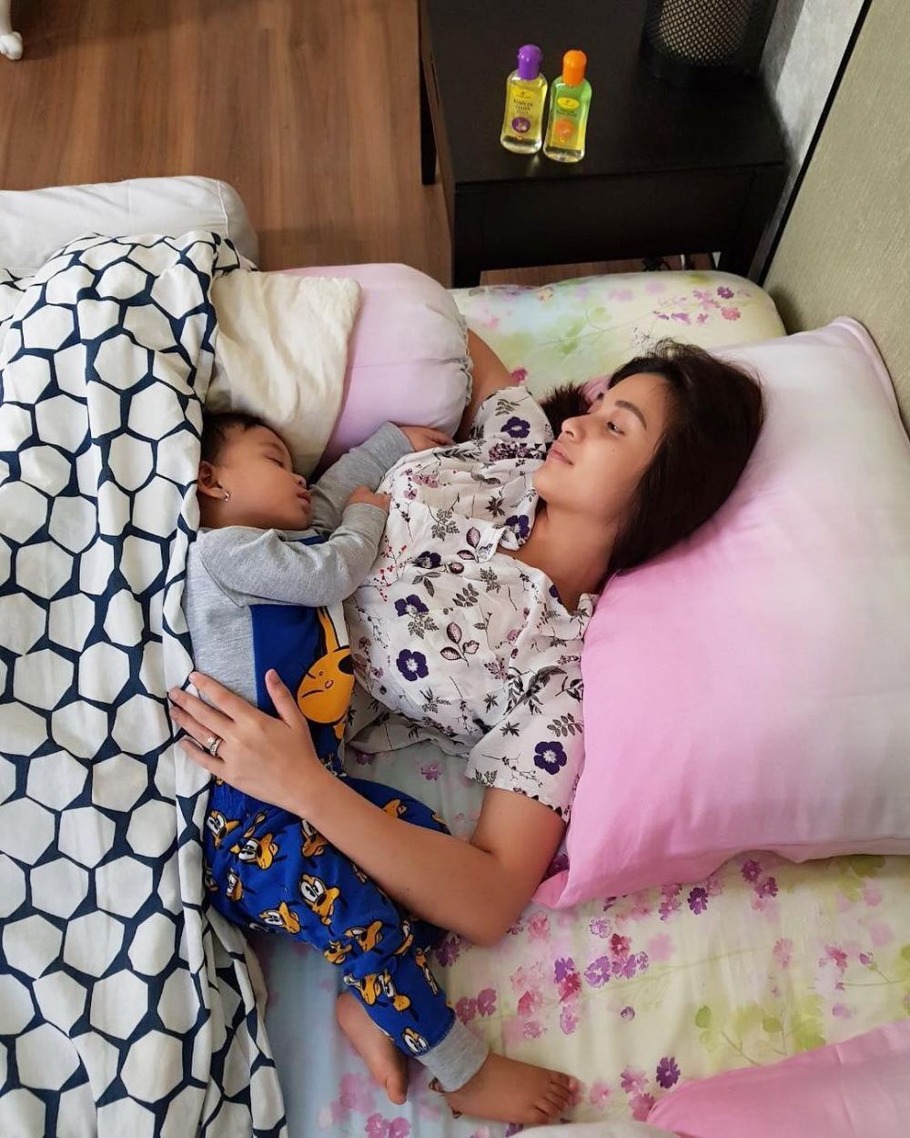 7 Momen Chelsea Olivia menidurkan Nastusha, mom goals banget