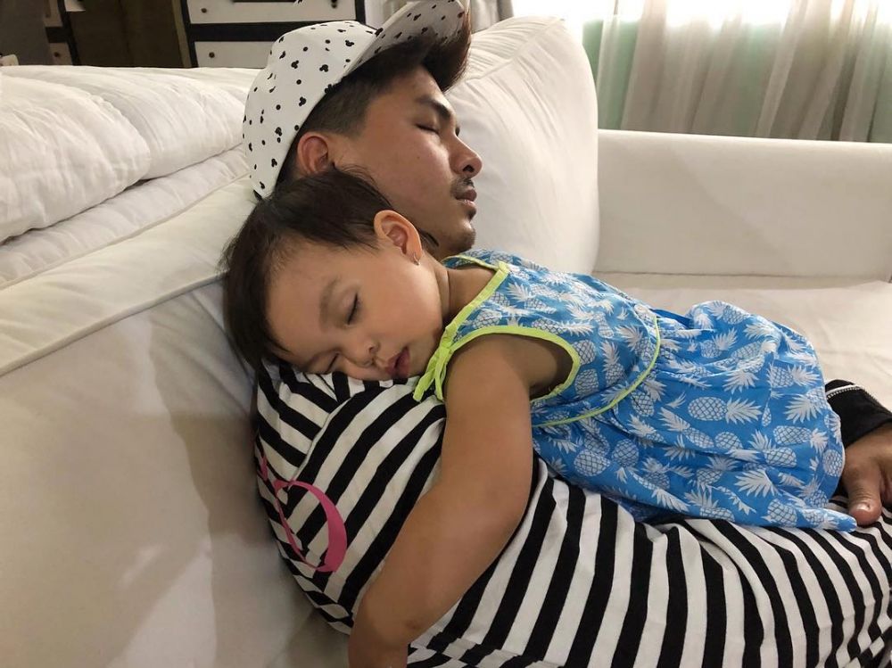 7 Momen Chelsea Olivia menidurkan Nastusha, mom goals banget