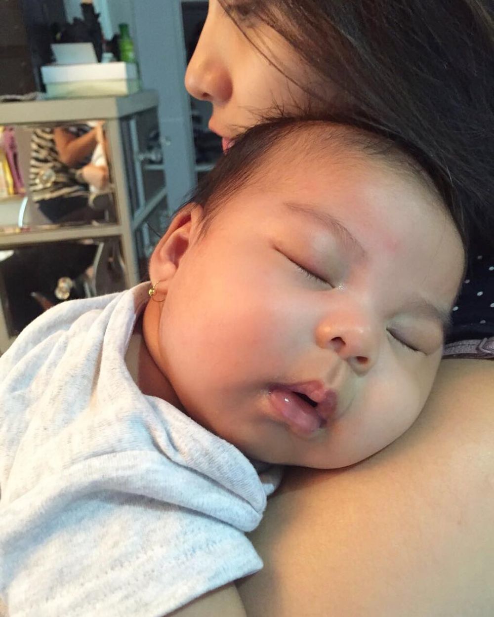 7 Momen Chelsea Olivia menidurkan Nastusha, mom goals banget