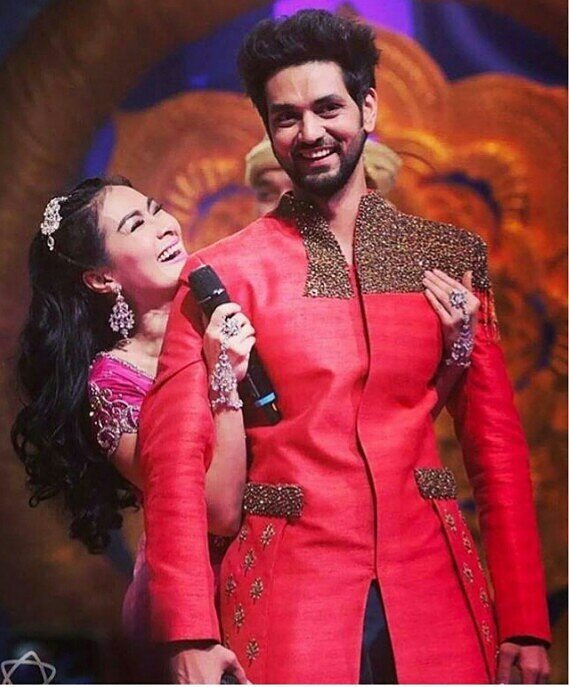 10 Pose hot Iis Dahlia nempel rekan kerja, bikin deg-deg ser