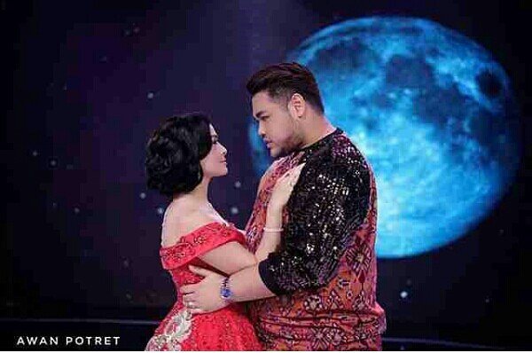 10 Pose hot Iis Dahlia nempel rekan kerja, bikin deg-deg ser