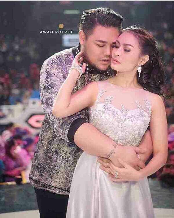 10 Pose hot Iis Dahlia nempel rekan kerja, bikin deg-deg ser