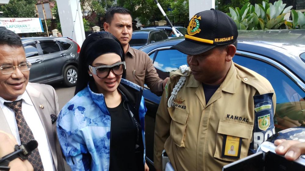 8 Foto Syahrini saat bersaksi di sidang kasus First Travel, cetar abis