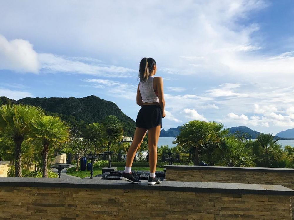 10 Gaya seksi Valerie Thomas saat berolahraga, body goals abis