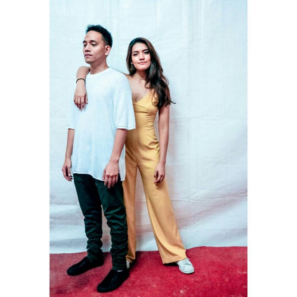 Jarang terekspos, ini 8 potret kemesraan Monita Tahalea & calon suami