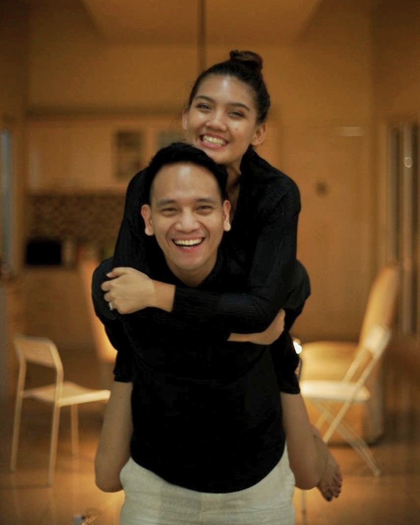 Jarang terekspos, ini 8 potret kemesraan Monita Tahalea & calon suami