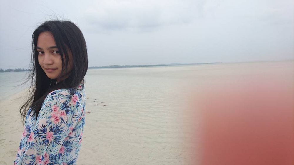 Tak umbar keseksian, 7 seleb muda ini nggak berbikini saat di pantai