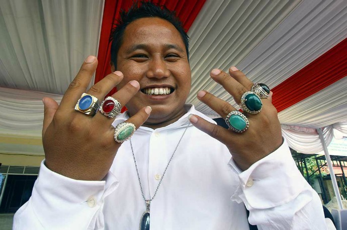 6 Seleb cowok ini gemar pamer perhiasan, koleksinya beragam