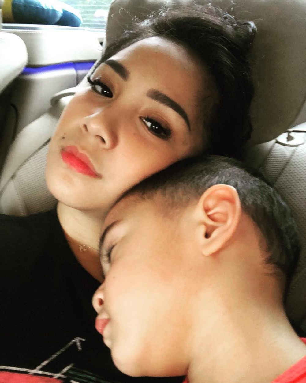 Beda gaya 5 seleb cantik menidurkan buah hatinya, telaten banget